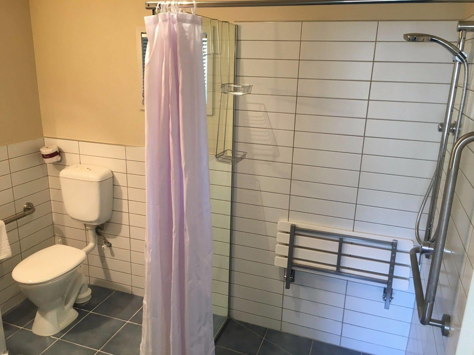 Beaches Nelson Buitenkant foto A shower curtain