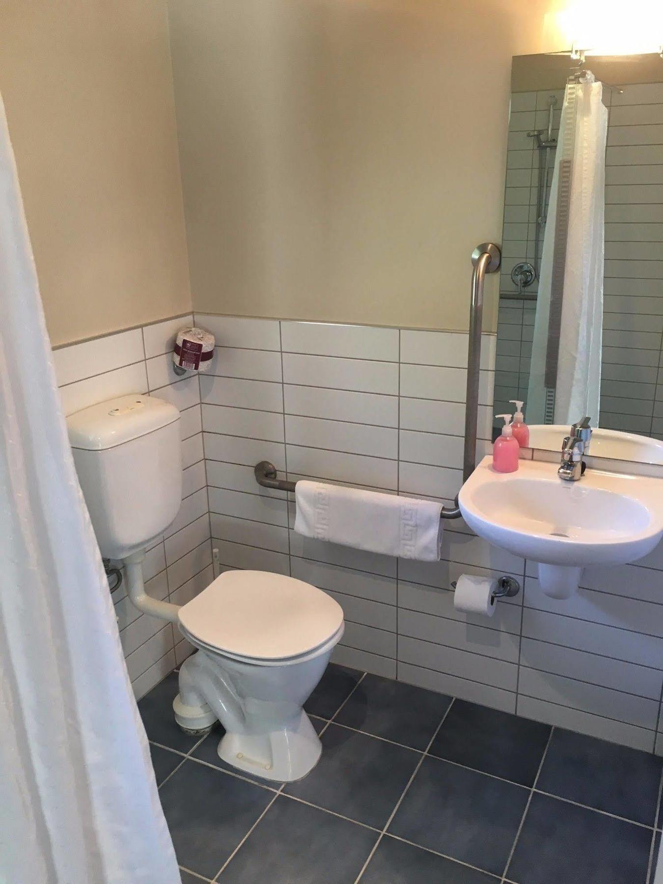 Beaches Nelson Buitenkant foto Bathroom in a typical hotel room